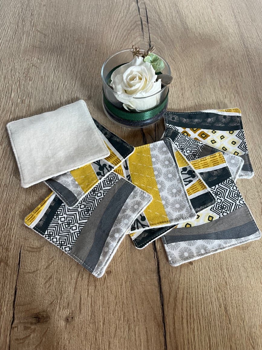 Panière en velours côtelé gris avec revers graphique contenant les lingettes lavables rangées.