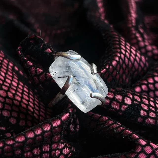 Vue de trois-quarts de la bague en argent et quartz à inclusions de tourmaline.